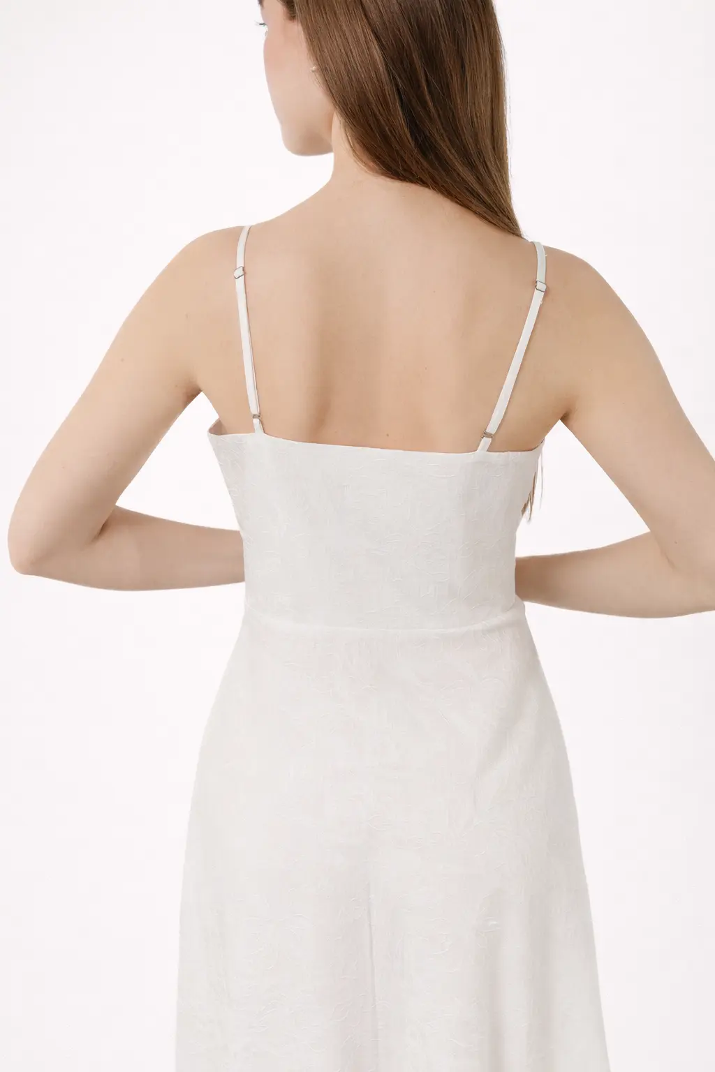 Біла сукня міді April з батисту на бретелях - 6 Біла сукня міді April з батисту на бретелях - Зображення 6